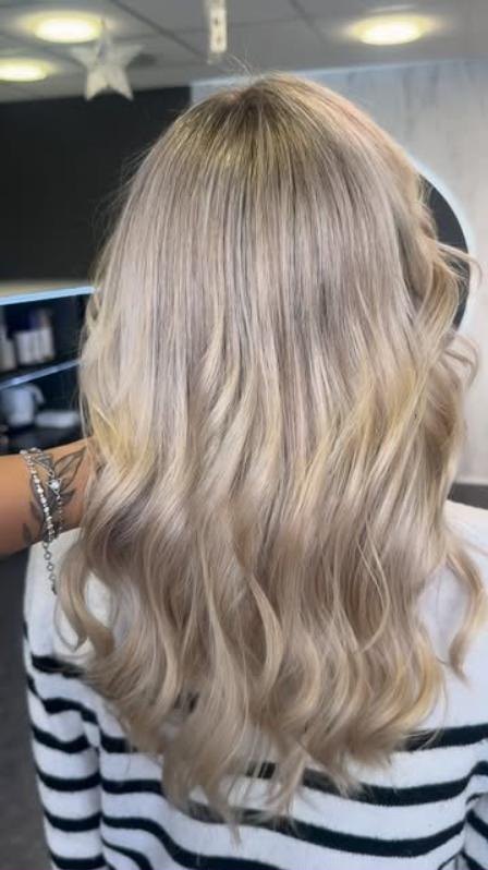 Beigeblonde Wellen