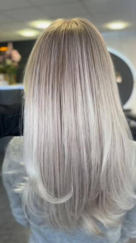 Blondes Haar, frisch gestylt im Salon